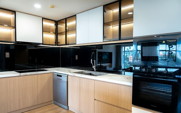 How do I choose the right type of blender for hot soups?